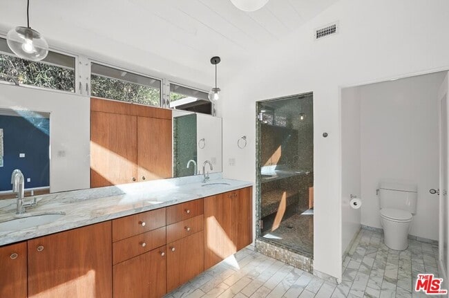 Building Photo - 1700 San Ysidro Dr