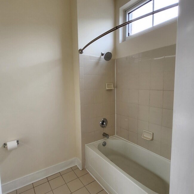 Building Photo - 3 Greenwich Dr