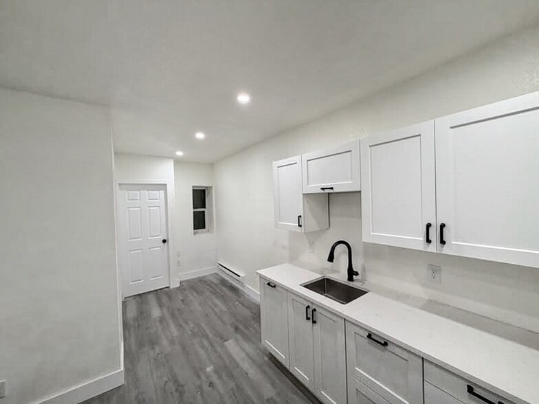 Building Photo - 240 Main St