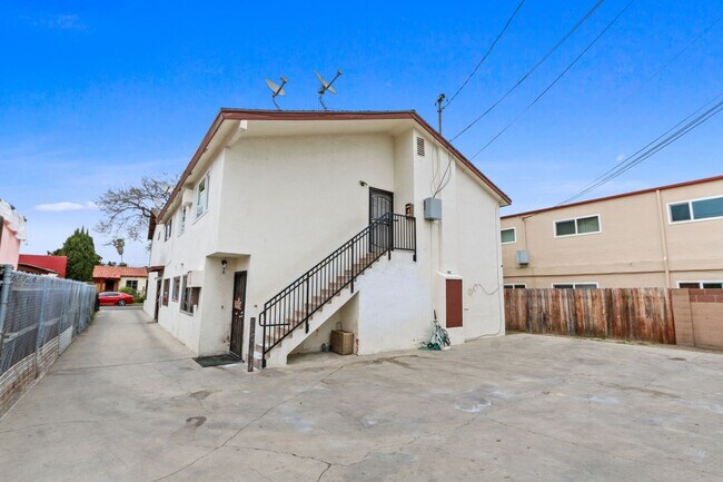 Building Photo - Bright Upstairs Apartment in North Long Beach