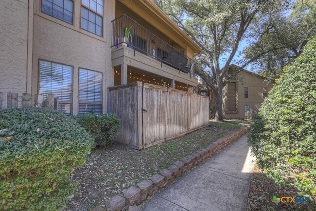 Building Photo - 1202 Thorpe Ln