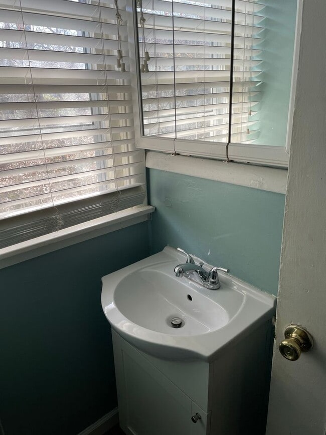 Building Photo - 704 N Almond St