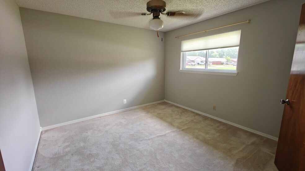 Building Photo - 1738 Ridgeview Dr