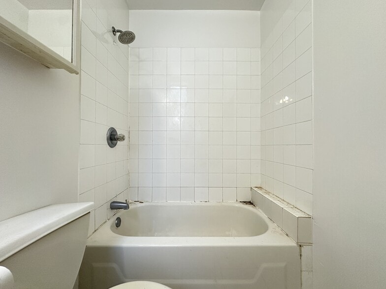 Building Photo - 909 W Dakin St