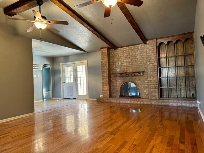 Building Photo - "Charming 3-Bed Oasis with 2 Full Baths in Lubbock – 1,610 Sq Ft of Comfort Awaits!"