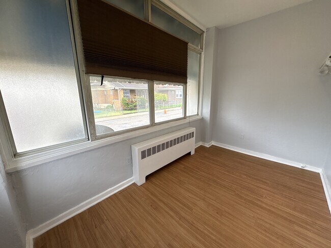 Building Photo - 712 Russellwood Ave