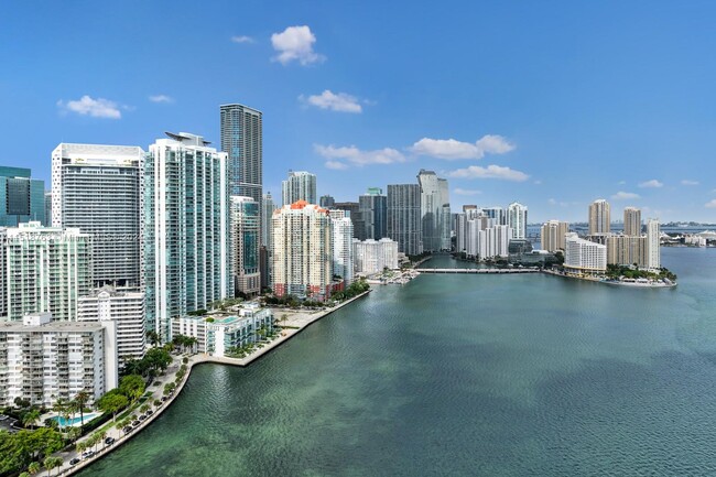 Building Photo - 1300 Brickell Bay Dr