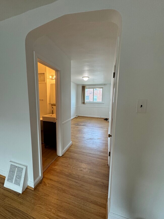 1/2 bath & dining room 1 - 205 W Colonial St
