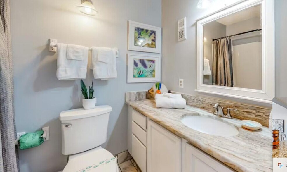 Building Photo - 952 W Beach Blvd