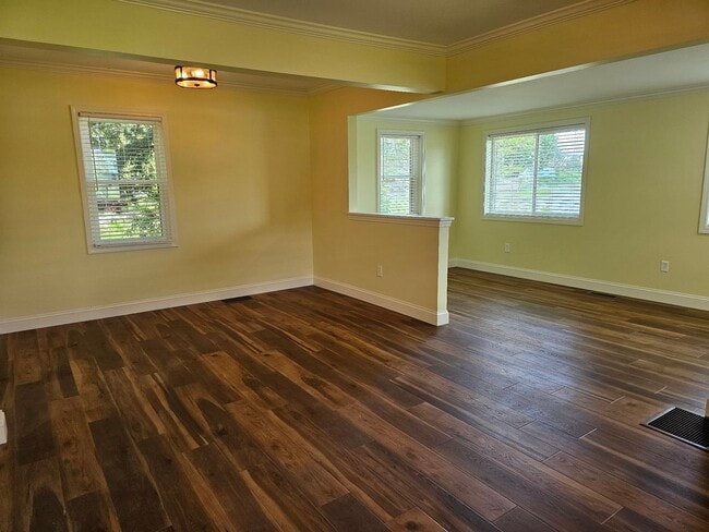 Building Photo - Stunning 4 Bed 2 Bath Single Family Rental...