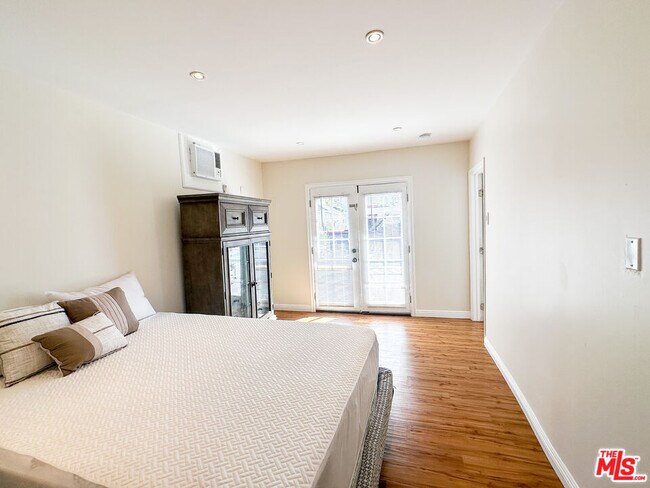 Building Photo - 1413 Paloma St