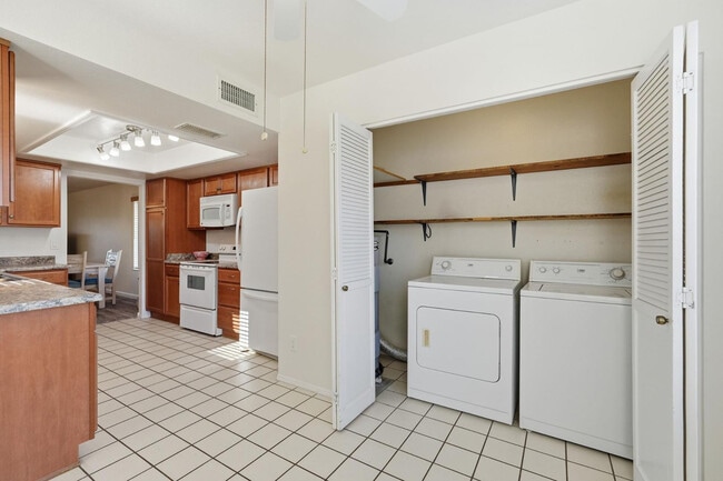 Building Photo - 650 S Arrowwood Way