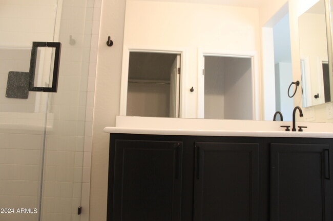 Building Photo - 739 W Dana Dr