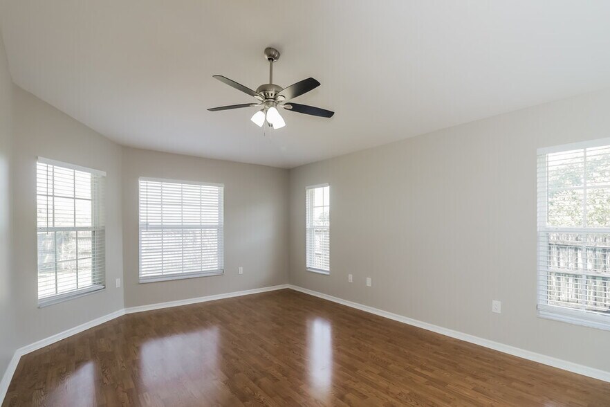 Building Photo - 3157 Oakpark Dr