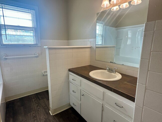 Building Photo - Spacious 3/2 on a Corner Lot!