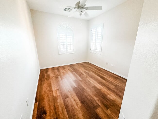 Building Photo - Beautiful 4 bedroom 3 bath plus loft home in the Vistas in Summerlin!