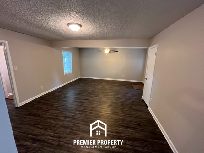 Building Photo - 3034 Clarendon Rd