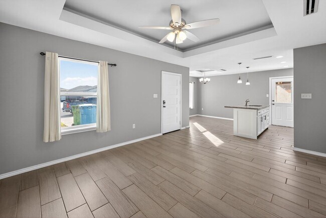 Building Photo - Charming 3BR Duplex in Brownsville