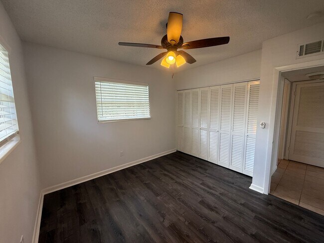 Building Photo - 640 Robinhood Dr