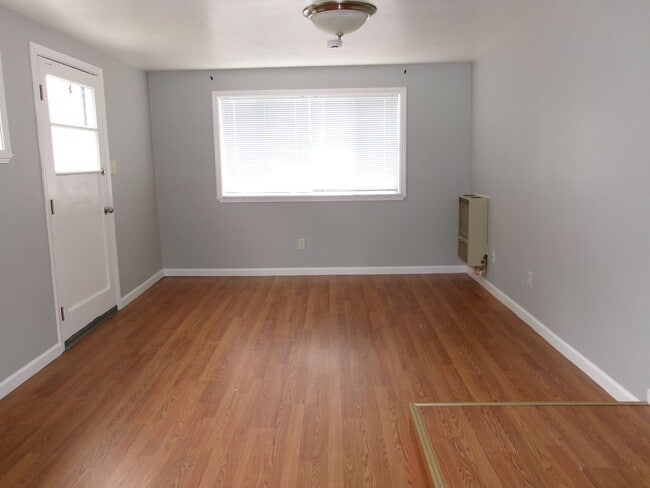 Building Photo - 2 Bedroom, 1-1/2 Bath