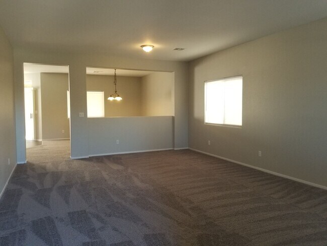 Building Photo - 4 Bedroom Single Family!!
