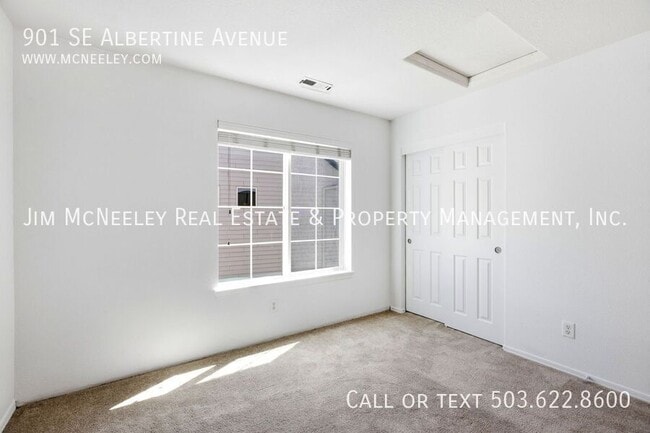 Building Photo - 901 SE Albertine St