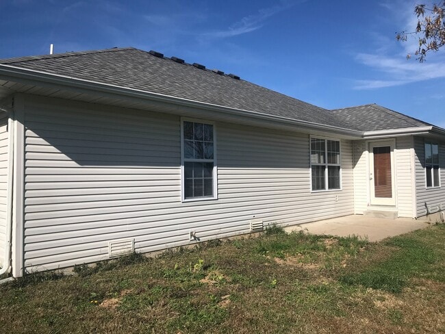 Building Photo - Updated 3 bedroom 2 bathroom home in Clever