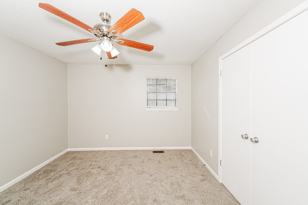 Building Photo - 933 Edwards Lake Rd