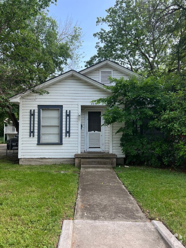 Building Photo - 2 Bed 1 Bath - CLOSE TO DENTON SQUARE