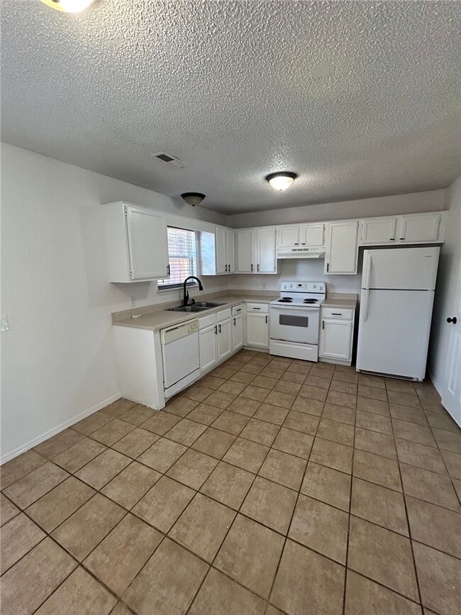 Building Photo - 3301 SW Victoria Pl