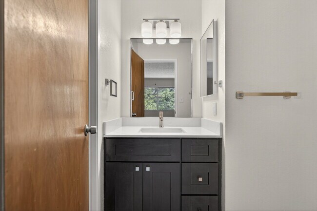 Building Photo - Spacious Condo in Santa Clara - Easy Commute!