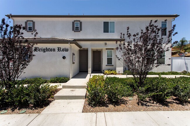 Building Photo - 2 WEEKS FREE!!! 2BR Townhouse in Imperial Beach with Washer/Dryer and Garage!