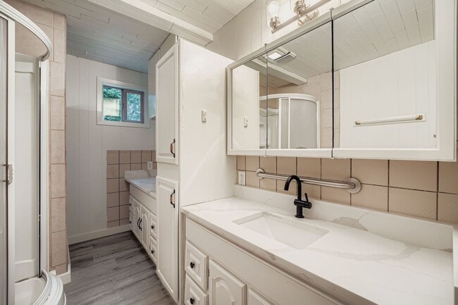 Building Photo - Bright & Charming  Home in White Center!