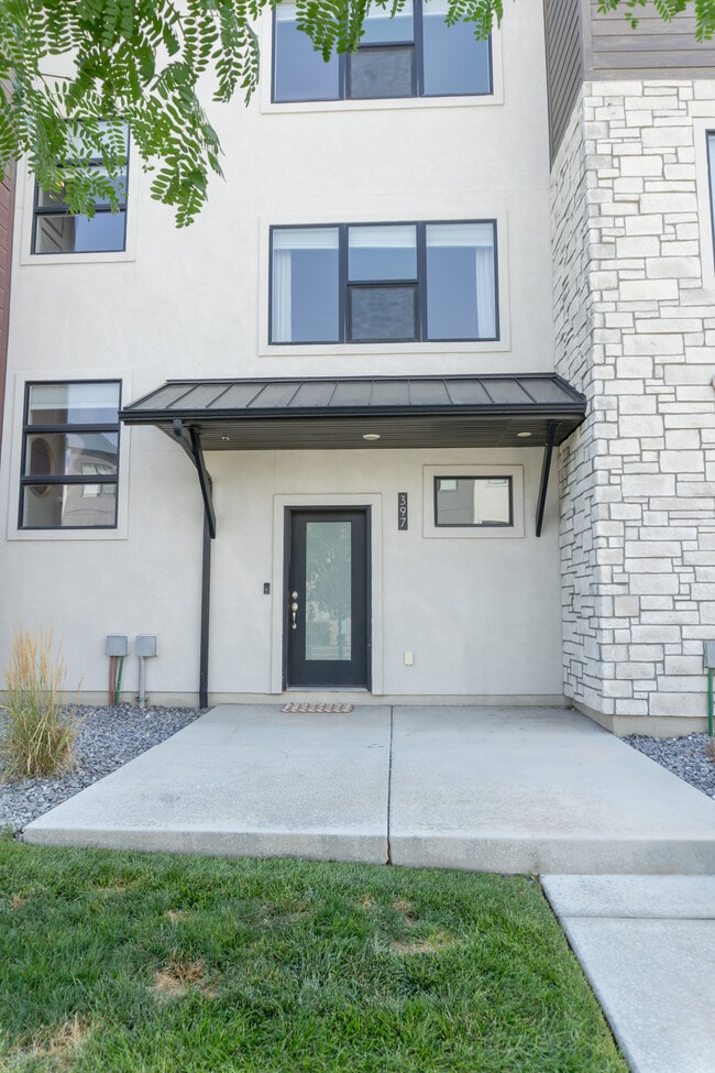 Building Photo - 397 Meadow Garden Rd
