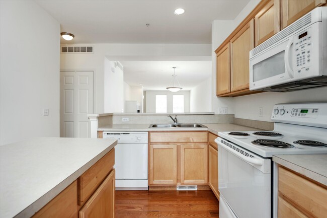 Building Photo - 3187 Camden Dr