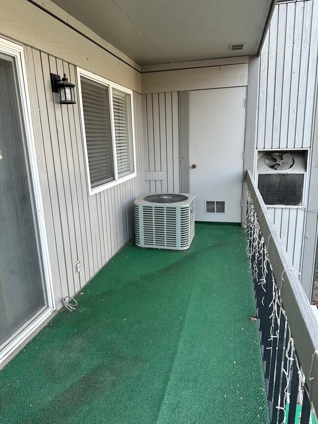 Building Photo - Waterbury Way Unit D