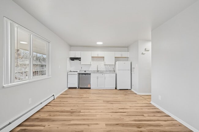 Building Photo - 319-321 E Brookside St