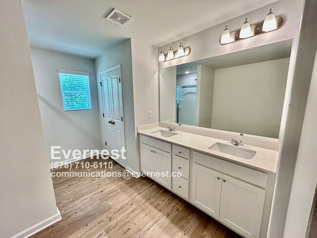 Building Photo - 3-Bedroom Home with Large Lawn and Ideal L...