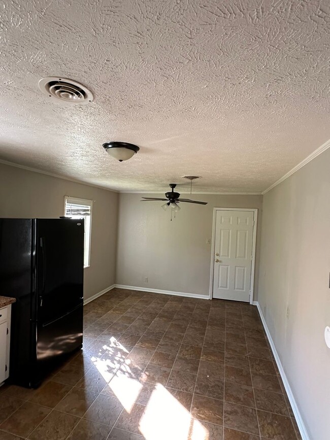 Building Photo - This 3 bedroom, 1.5 bathrooms house sits o...