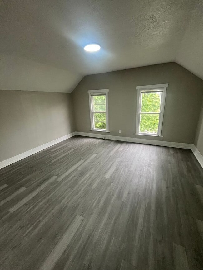 Building Photo - Section 8 Accepted! Spacious newly renovat...