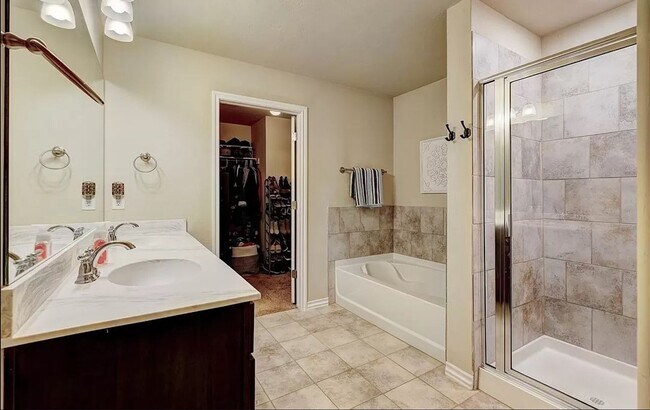 Building Photo - 4 Bed 2 Bath Home on Corner lot in Deer Creek Schools!