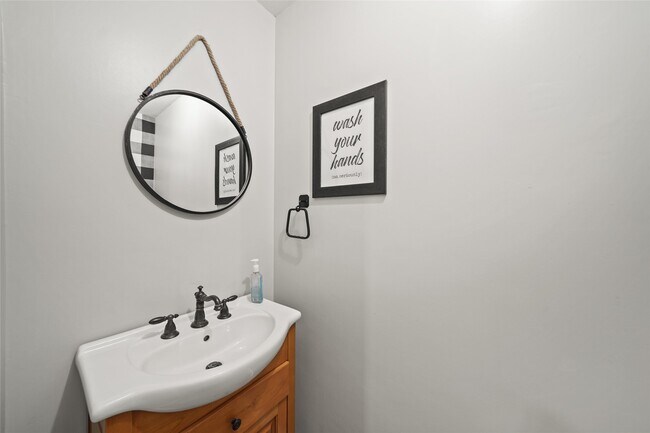 Building Photo - 2654 Milburn Dr