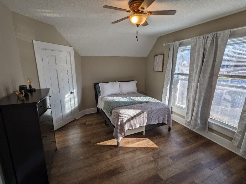 Building Photo - 902-904 W Locust St