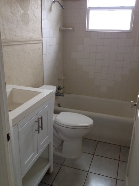 Building Photo - 418 Goodall Ave