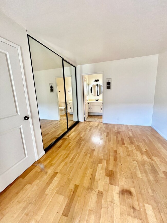 Building Photo - Charming 2 Bed 2 Bath Condo with Washer and Dryer!