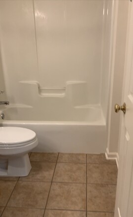 Large shower and tub combo - 535 W Glenn Ave