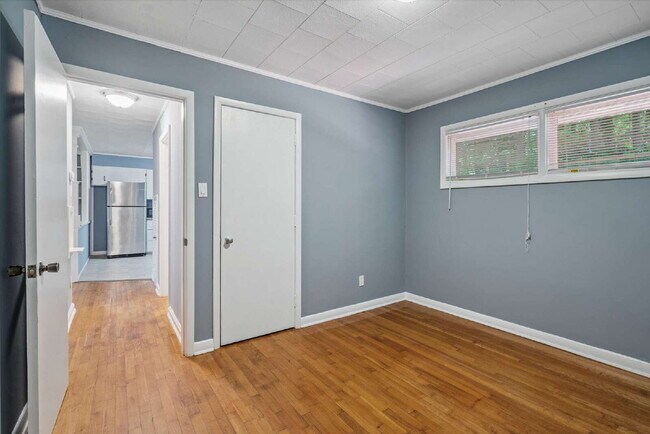 Building Photo - Charming 2-Bed Home with Gleaming Hardwood...