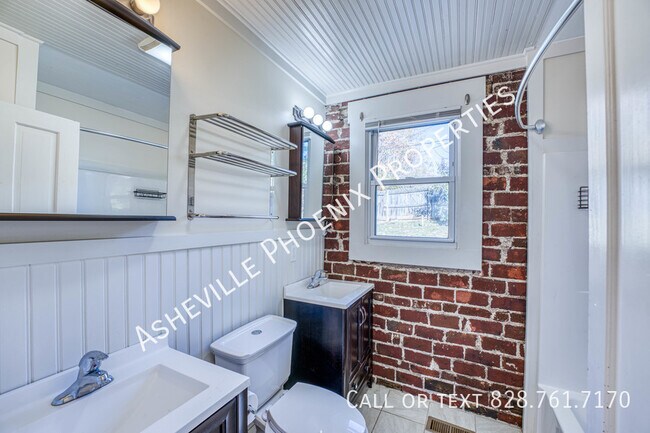 Building Photo - 8 Enka Oak St