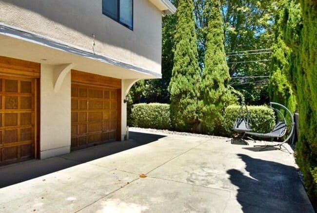 Building Photo - G4 | 1032-1034 Paloma Avenue