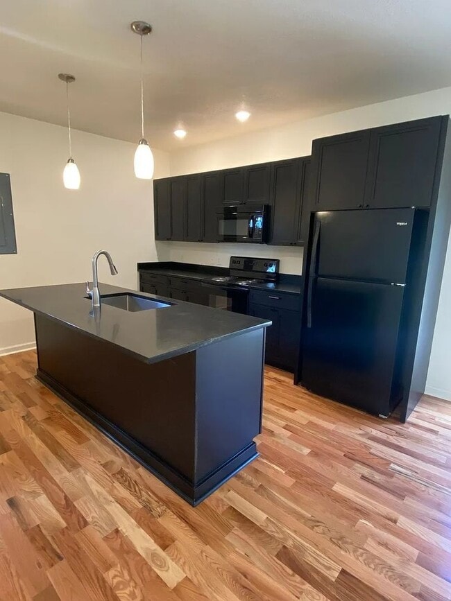 Building Photo - 610